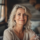 Femme souriante avec cheveux blond-grisés